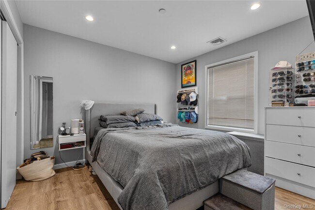 Building Photo - 616 E Broadway