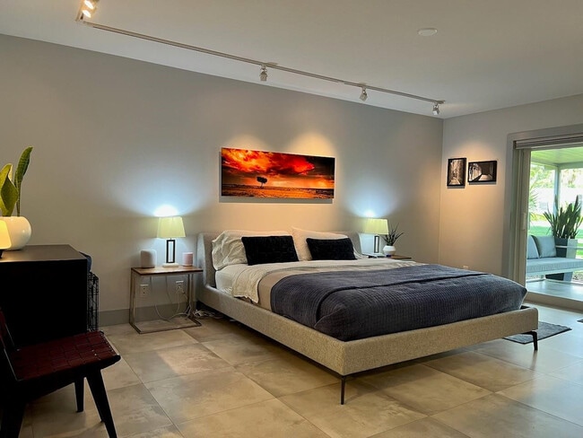 Building Photo - 4021 N Cypress Dr