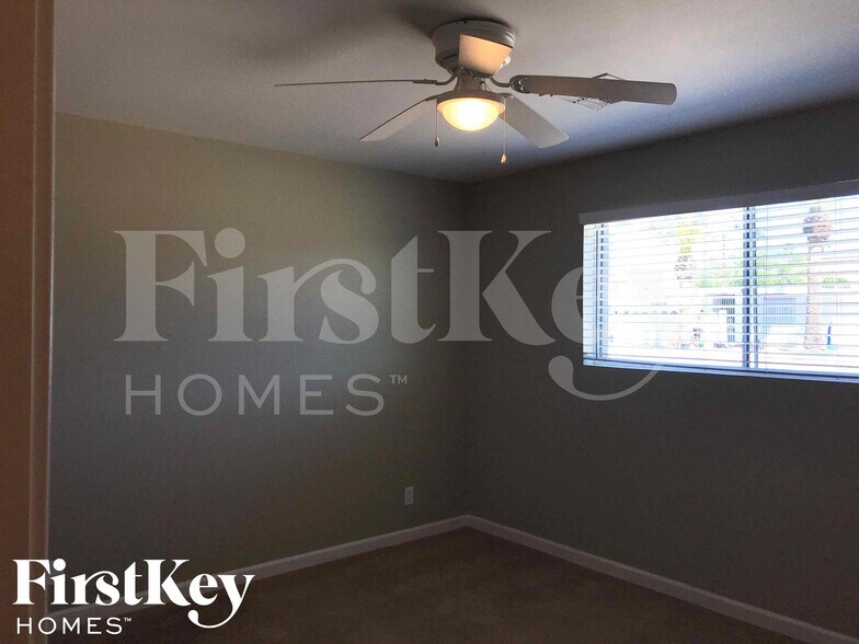 Building Photo - 8802 N 35th Dr