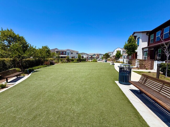 Building Photo - Charming 3bed 2.5 bath Simi Valley Home
