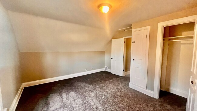 Building Photo - Ginormous 6 Bed Single Family Home | Main Level Laundry | Appliances Included | Rear Deck & Front...