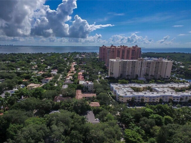Building Photo - 125 Edgewater Dr