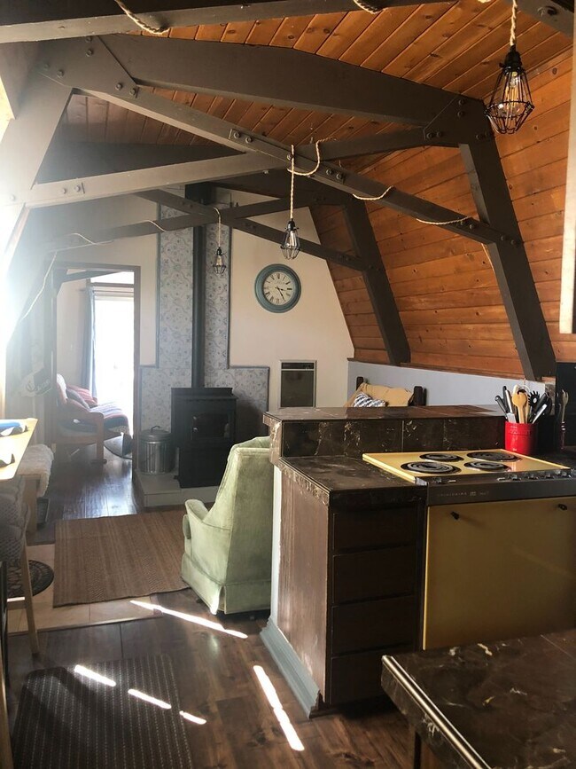 Building Photo - QUAINT CABIN IN A GREAT LOCATION!!