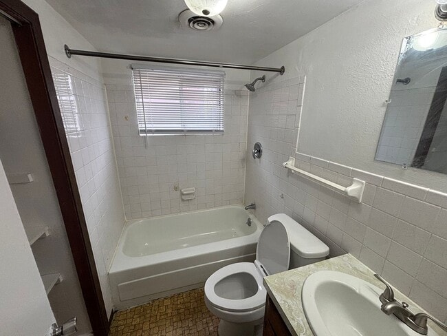 Building Photo - 3 Bedroom House