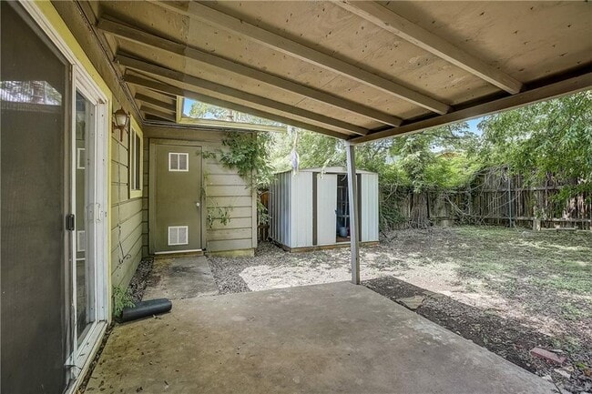 Building Photo - 2308 La Casa Dr