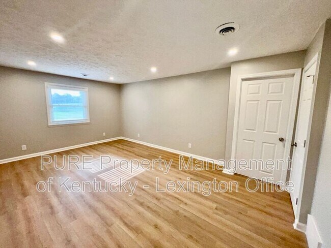 Building Photo - 3520 Combs Ferry Rd