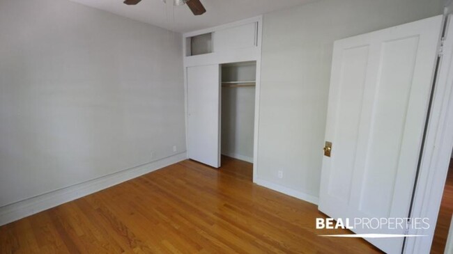 Building Photo - 2 bedroom in CHICAGO IL 60657