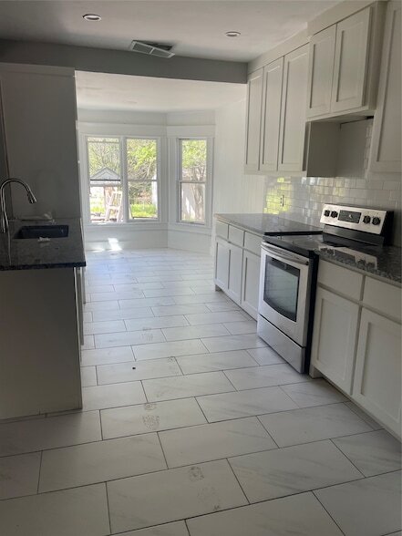 Building Photo - 402 S Pearl St