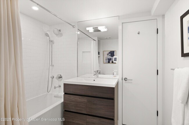 Building Photo - 250 S Original St