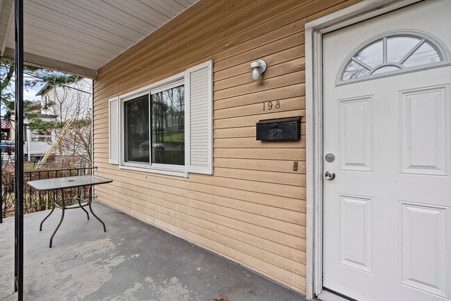 Building Photo - 198 Oneida St