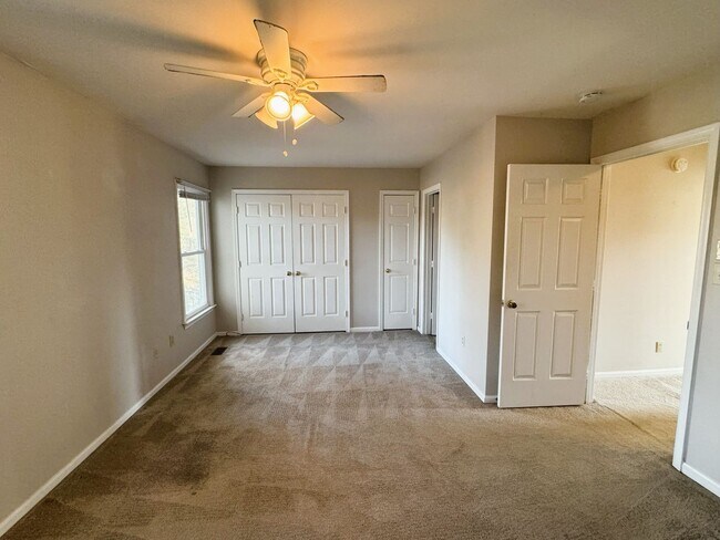 Building Photo - Great Neck area Townhome, Available Now!