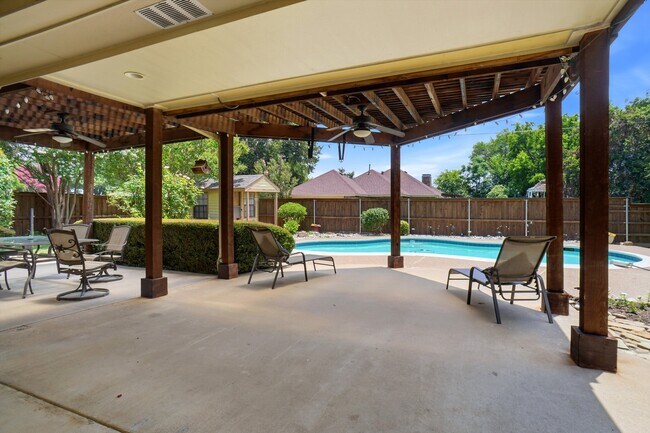 Building Photo - 2412 Emerald Cir