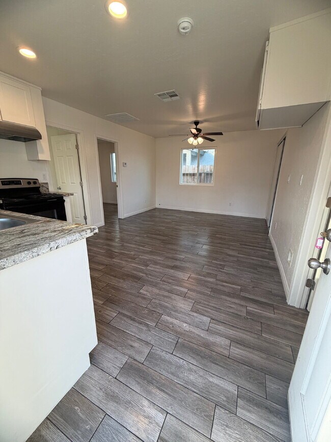 Building Photo - Modern Comfort Meets Everyday Style