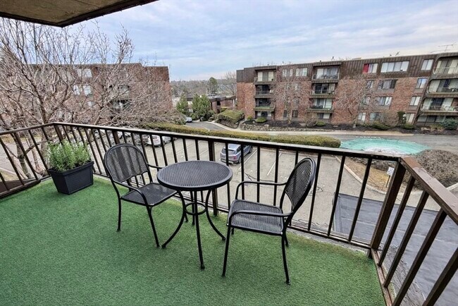 Building Photo - 1006 Paradise Rd