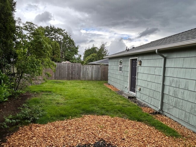 Building Photo - Updated Spacious Home!