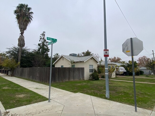 Building Photo - Follow the yellow brick to this Remodeled 2 BD 1 BA House in NE Bakersfield