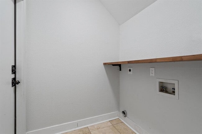 Building Photo - 1203 Thackeray Ln