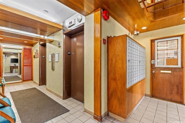 Building Photo - 2474 Kapiolani Blvd