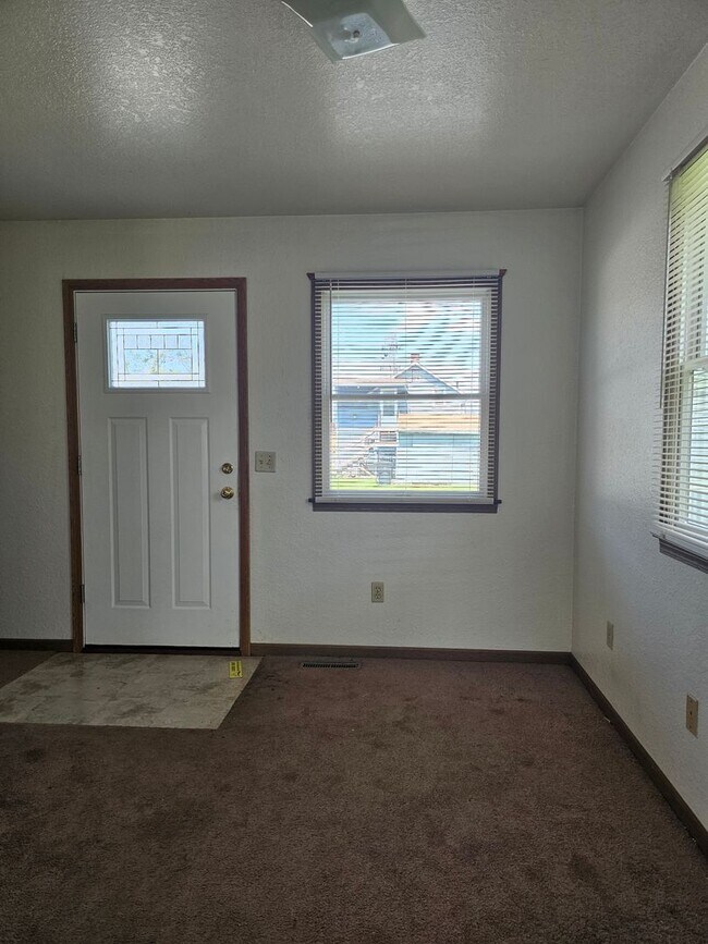 Building Photo - Three Bedroom Two Bath Townhouse