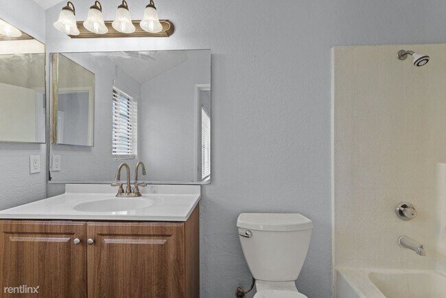 Building Photo - 2 br, 2.5 bath Townhome - 178 West Walnut ...