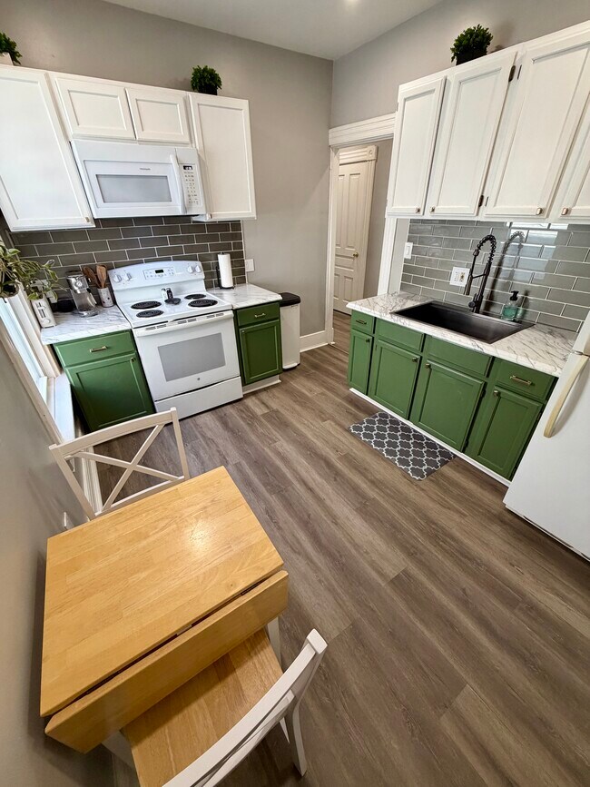 Building Photo - Eastern