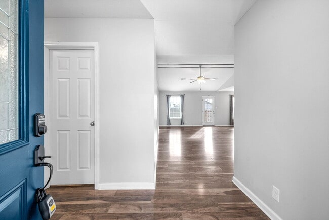 Building Photo - RANCH with huge, fenced yard on a corner lot!! Minutes to Fort Campbell, I-24, Clarksville, and a...