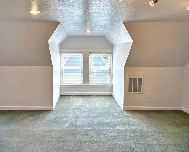 Building Photo - 306 McGregor St