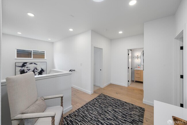 Building Photo - 628 Los Palmos Dr