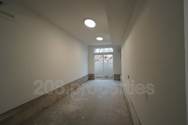 Building Photo - 487 E Violets Cv Ln