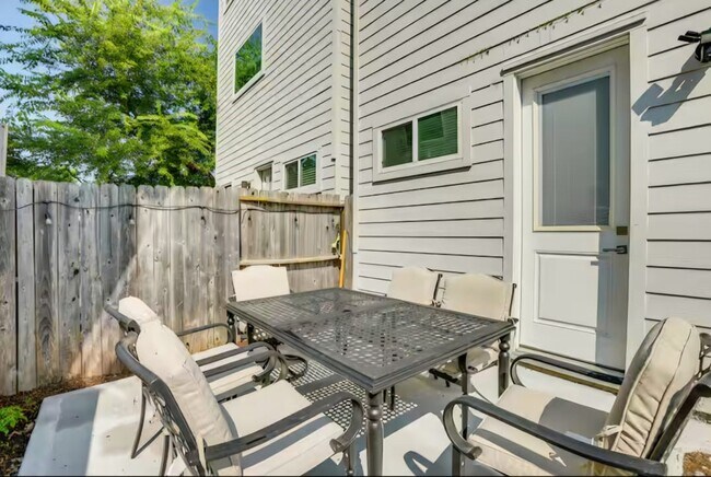 Building Photo - 3108 Baer St