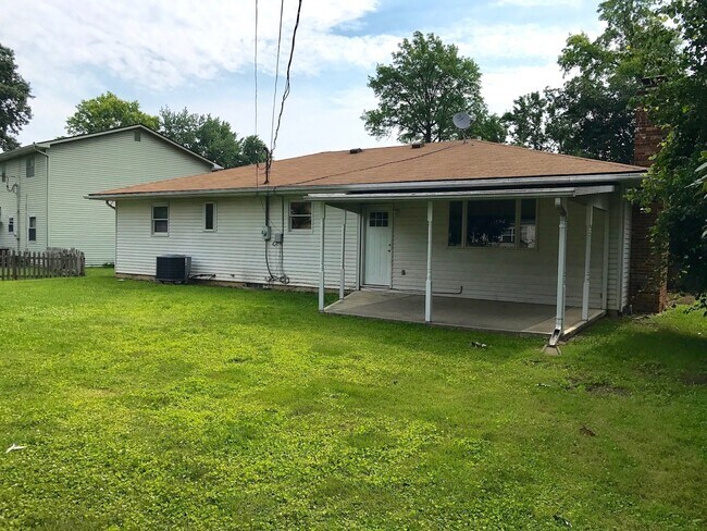 Building Photo - 3 Bedroom 2 Bath Ranch Style Home in Forest Park
