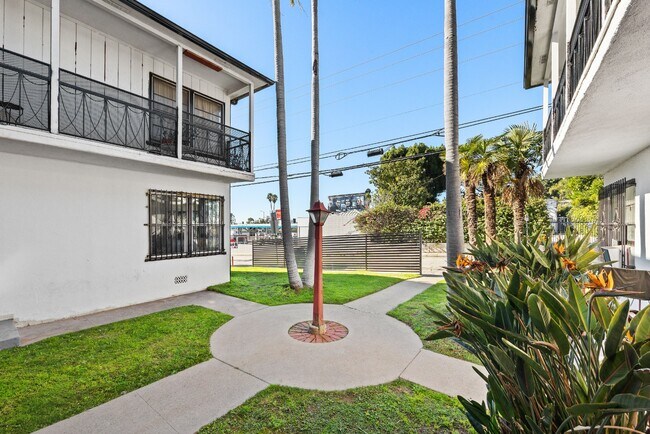 Building Photo - BRIGHT & SPACIOUS | 1 BED 1 BATH | FULL KITCHEN & PARKING INCLUDED