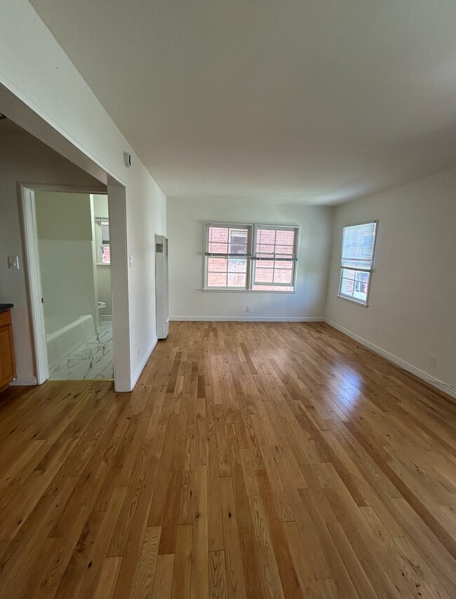 Building Photo - Charming studio in prime Los Angeles locat...