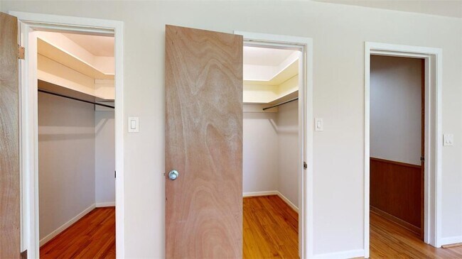 Building Photo - 203 W Brookside Dr