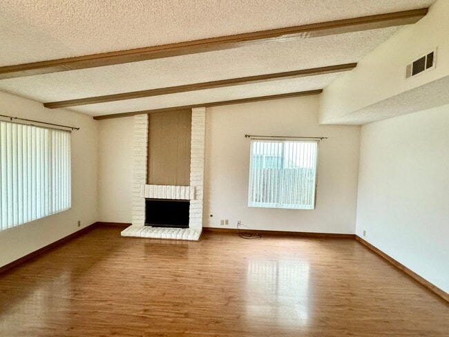Building Photo - Spacious Single Story Upgraded Home