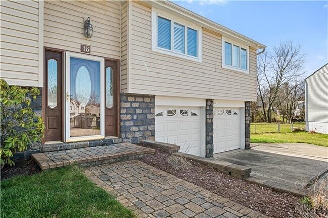 Building Photo - 16 Wheatfield Dr
