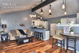 Building Photo - 2204 1/2 E 14th Street-