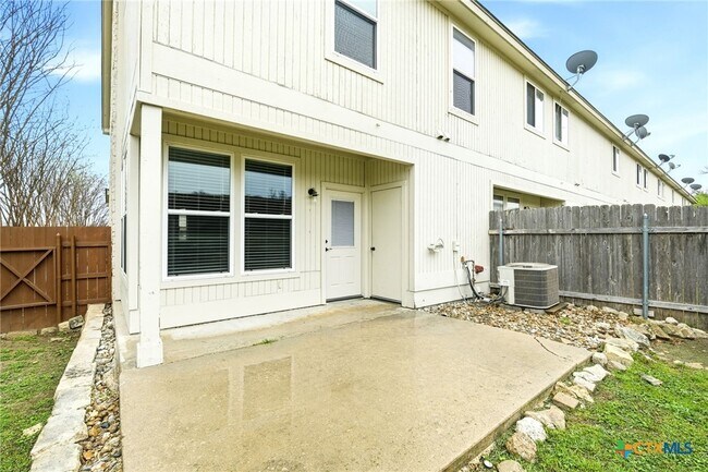 Building Photo - 2215 Dry Creek Dr