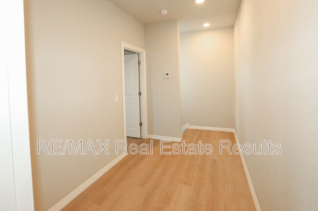 Building Photo - 1405 SW Poigai Wy