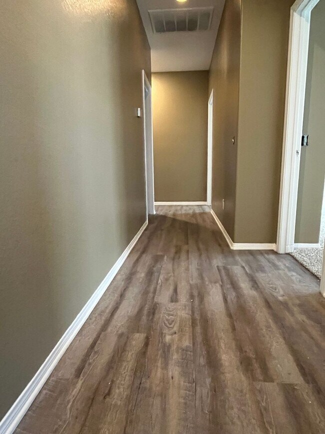 Building Photo - Beautiful Renovated Home Ready for move in!