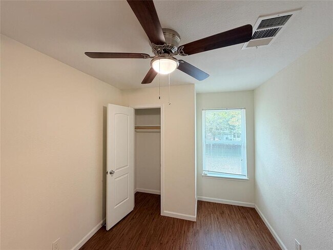 Building Photo - 1605 Parkwood Dr