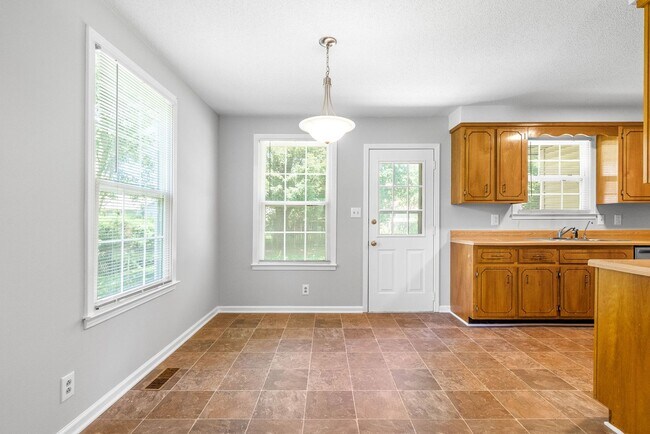 Building Photo - 3 Bedroom Pet Friendly Home For Rent!