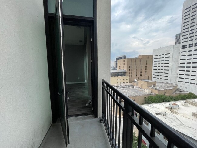 Building Photo - 2 Bed condo in downtown Houston