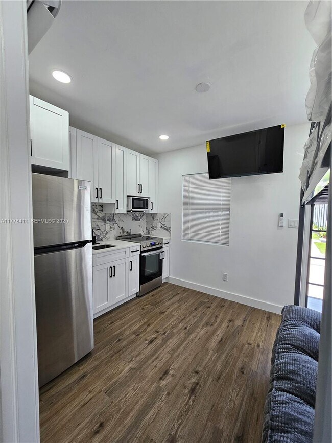 Building Photo - 1946 Pierce St