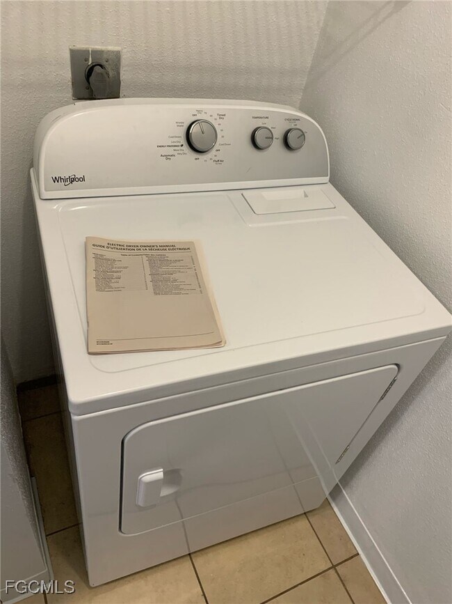 Building Photo - 2929 Winkler Ave