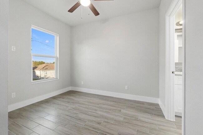 Building Photo - 1351 SW Don Ct
