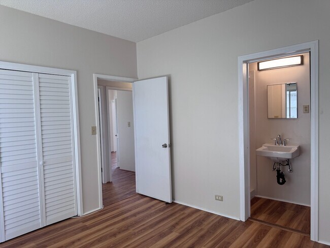 Building Photo - ?? For Rent – Spacious 2-Bedroom + Den, 2-...