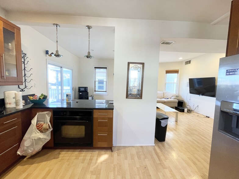 Building Photo - 7 Iroquois St