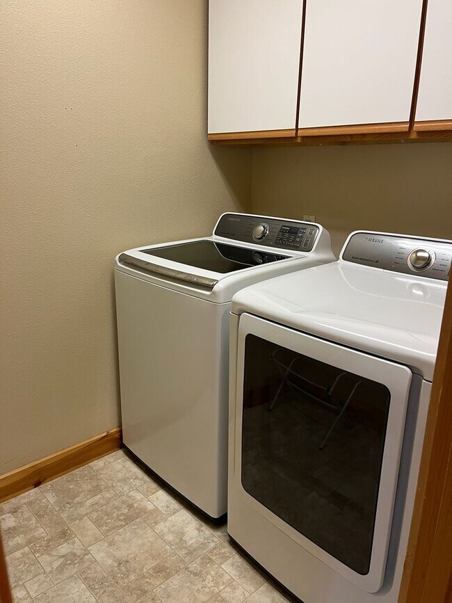 Building Photo - Charming 3 Bed + Loft Row Home in Quiet Neighborhood | 2.5 Baths | 2-Car Garage