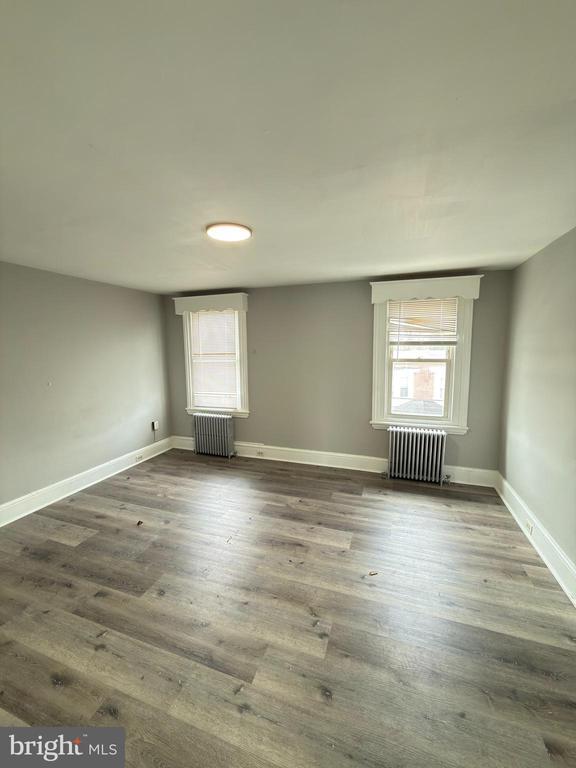 Building Photo - 249 E Oak St